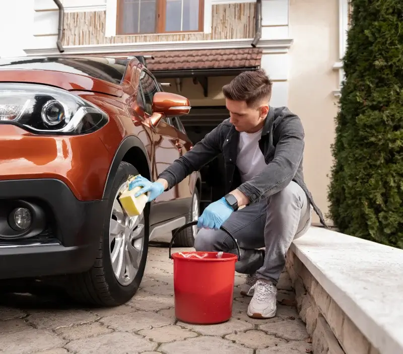 Lavage auto à domicile Saint-Ilpize : professionnel intervenant sur un véhicule